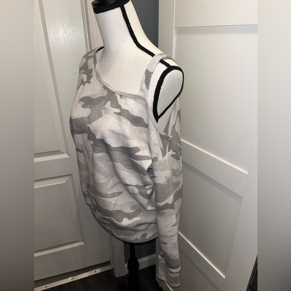 Camo One Shoulder Sweater - Picture 4 of 5